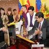 委内瑞拉总统马杜罗参加越南艺术家艺术表演活动