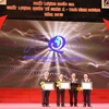 越共中央经济部部长阮文平（左三）向全球卓越绩效奖获奖企业颁发奖状