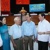 越南国家主席陈大光（右二）接触胡志明市第三郡选民