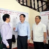 越南政府副总理王廷惠同河静省选民亲切交谈。
