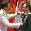泰国国防部副部长武东德·西达布上将向越南人民军总政治局副主任方明和上将颁授一等泰皇冠勋章