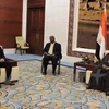 越南驻埃及兼驻苏丹大使杜黄龙与苏丹总统奥马尔·巴希尔。