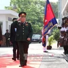 越南国防部长吴春历对老挝进行访问