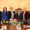阮玉善部长（右三）同捷克地方发展部部长举行会晤