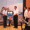 广宁省人民委员会主席阮德龙向罗马尼亚总理达契安·乔洛什赠送图画