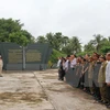 越南驻老挝大使馆干部人员前来万象越老联军烈士陵园上香献花，缅怀英烈