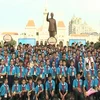 越老柬三国儿童代表 在胡志明主席塑像前合影留念（图片来源：htv.com.vn）