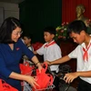 越南国家副主席邓氏玉盛向同塔省特困学生赠送自行车