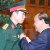 阮春福总理向黄春荣授予一级劳动勋章。