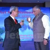 越南驻印度大使孙生诚（左）与印度外交国务部长VK•辛格