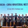 出席7月25日在老挝万象召开的东盟-中国外长会的代表合影