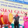 越南政府总理阮春福出席河内阮廷沼特教学校新学年开学典礼