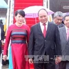 阮春福总理与夫人抵达老挝瓦岱国际机场