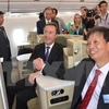 空客总裁布利叶(左）与越航副总经理郑玉成在A350客机商务舱中握手