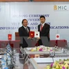 越南信息与传媒部部长张明俊（左）与日本总务省副大臣Jiro Akama签署合作备忘录