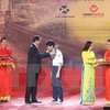 越南国家主席陈大光向宁平省优秀学生颁发奖金