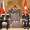 越南国会副主席汪周刘​与捷克参议院宪法法律委员会主任米洛斯拉夫·Antl