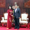 越南祖国阵线中央委员会副主席裴氏青与老挝建国阵线中央委员会副主席占塔翁亲切握手（图片来源：越南人民报）
