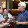 越南国会代表回答记者的采访