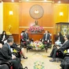 越南祖国阵线中央委员会主席阮善仁会见新加坡外交部长维文