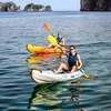 游客划橡皮艇探索雄伟的下龙湾风景（图片来源：vnexpress.net）