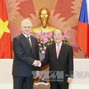 越南国会主席阮生雄(右)与捷克参议院议长米兰·什捷赫(左）