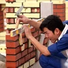 越南参赛者参加2014年第10届东盟手艺比赛建设技术赛项。