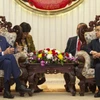 附图：老挝总理通辛与美国务卿克里。（图片来源：AP）