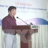 越南文化体育旅游部副部长王维边在开营仪式上致辞。（图片来源：越通社）