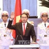陈大光主席宣誓就职。 