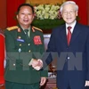 越共中央总书记阮富仲6月20日会见了老挝国防部长占萨门•占雅拉。（图片来源：越通社）