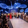 设计师在2016年越南春夏季国际时装周与观众见面。