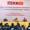 阮春福总理与柬埔寨首相洪森和老挝总理通伦•西苏里会见记者。