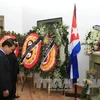 越通社社长阮德利一行敬献花圈悼念​古巴革命领袖菲德尔•卡斯特罗（图片来源：越通社）