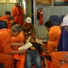 越南医生在船上直接为患者初步急救