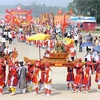 雄王庙会迎轿仪式 越南民族一直保留的美好传统文化