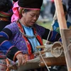 龙八乡艺人施展土锦纺织技术。