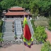 参观凤凰山上的越南教育家朱文安祠堂
