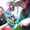 乂安省居民为洪水灾民包粽子
