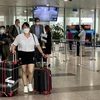 组图：越南全面恢复国际旅游第一天 首个国际商业航班抵达内排国际机场