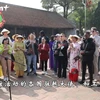 国际友人在唐林古村亲自体验越南传统春节空间