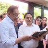 越马两国总理参观图书街 品尝越南咖啡