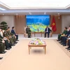 越南政府总理范明政会见柬埔寨副首相兼国防大臣迪班