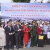 中国首批游客通过老街省国际口岸入境越南