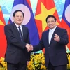 越南政府总理范明政与老挝总理宋赛•西潘敦举行会谈