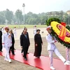 越南党和国家领导人向英雄烈士敬献花圈(组图）