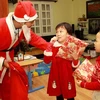 扮圣诞老人给小朋友送礼物的服务广受欢迎