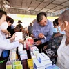 越南志愿医生为柬埔寨人民提供免费看病治疗服务
