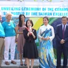 新陶瓷壁画展示越南与国际朋友的友谊