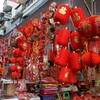 组图：马行街红色装饰品琳琅满目 洋溢着春节喜庆氛围